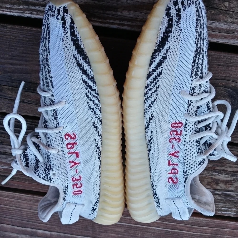 Adidas Yeezy Boost 350 V2 Zebra men's SIZE 11 CP9654 100% AUTHENTIC. 249pem